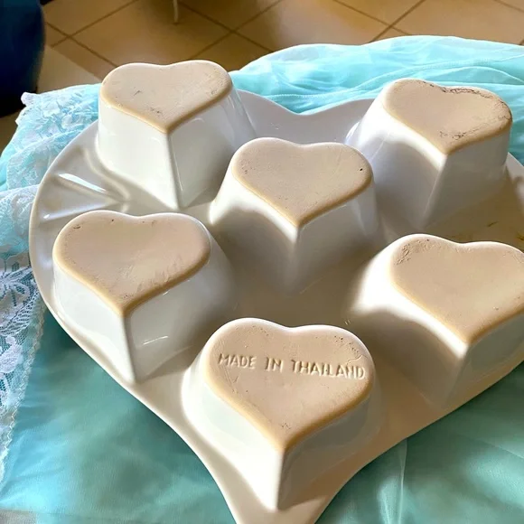 BLUE SPONGE HEART MUFFIN PAN - Picture 3 of 5